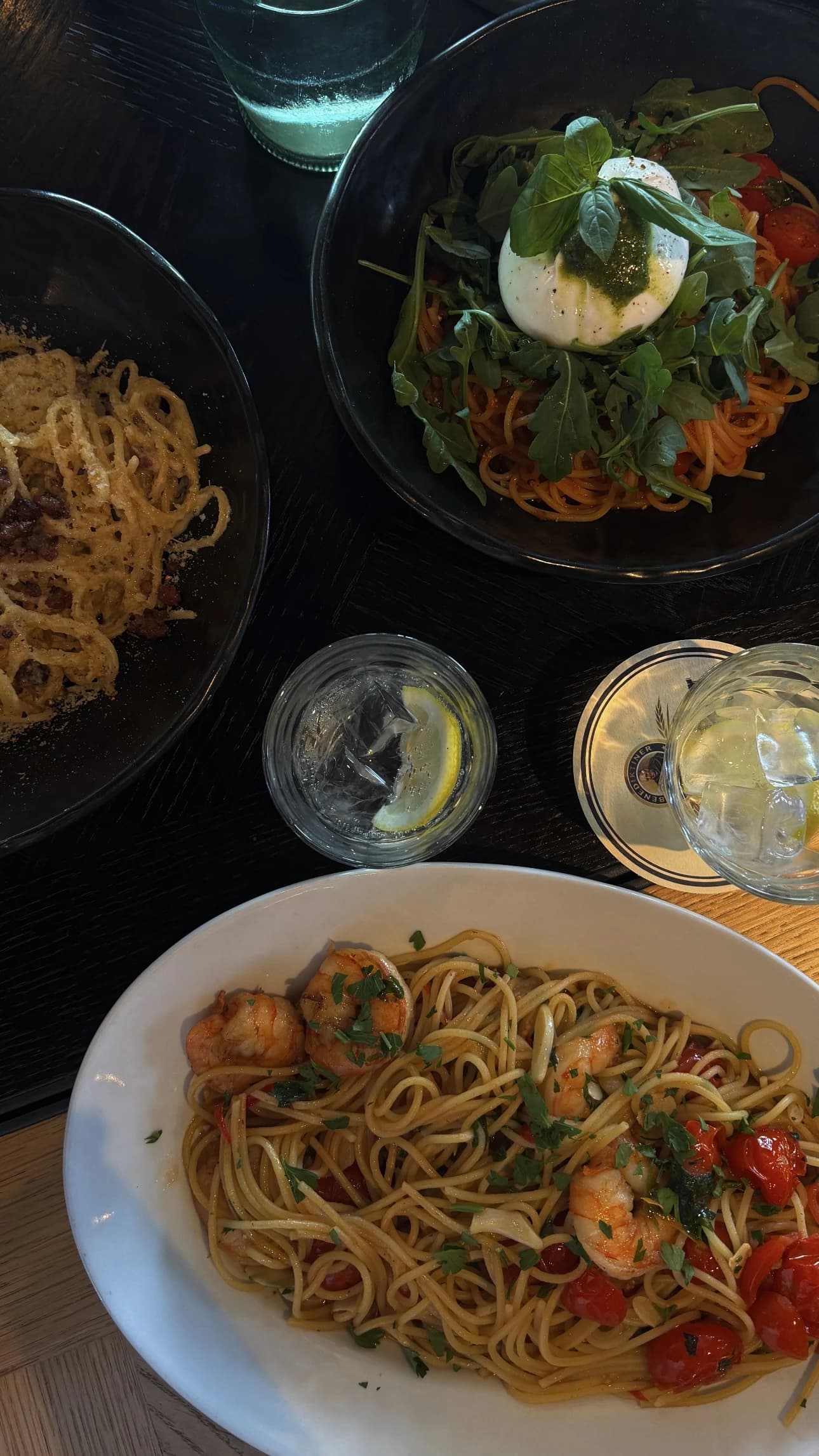 Gemeinsamer Restauranttisch mit Pasta-Gerichten